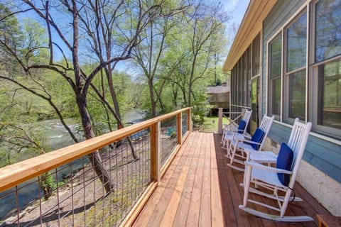 Riverfront Home w Gameroom & Screened Porch Haus in East Ellijay