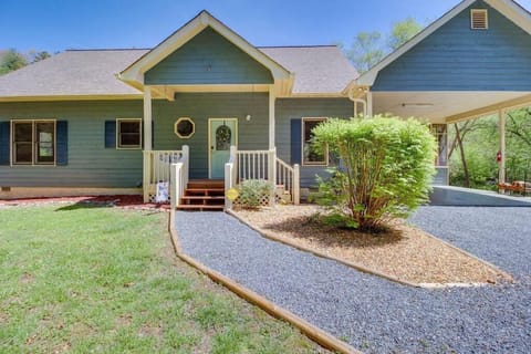 Riverfront Home w Gameroom & Screened Porch Haus in East Ellijay