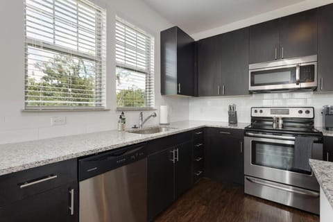 Landing Modern Apartment with Amazing Amenities (ID1340) Apartment in Brentwood