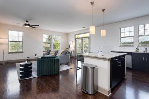 Landing Modern Apartment with Amazing Amenities (ID1340) Apartment in Brentwood