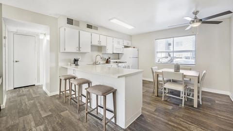 Landing Modern Apartment with Amazing Amenities (ID1197X171) Condominio in Spring Valley