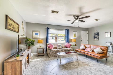 Spring Hill Home - 3 Mi to Weeki Wachee Springs! House in Spring Hill