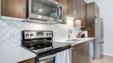 Landing Modern Apartment with Amazing Amenities (ID1182X212) Apartment in Maplewood