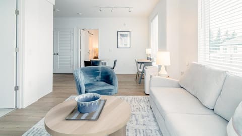 Landing - Modern Apartment with Amazing Amenities (ID5770X40) Condominio in Paine Lake Stickney