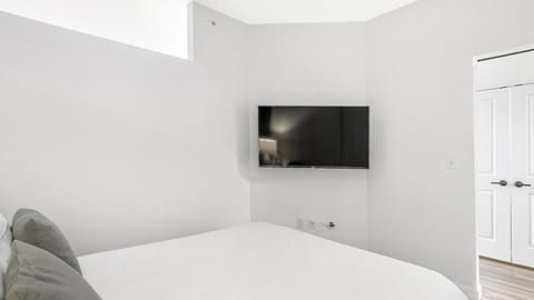 Landing - Modern Apartment with Amazing Amenities (ID8724X56) Eigentumswohnung in Lombard