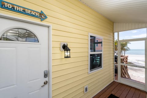 Castaway Cottage House in Estero Island