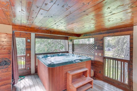 Crestline Home with Private Hot Tub Steps to Lake! House in Crestline