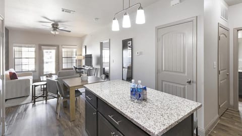 Landing - Modern Apartment with Amazing Amenities (ID1215X775) Apartment in Burleson