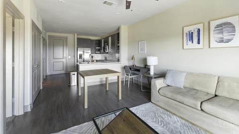 Landing - Modern Apartment with Amazing Amenities (ID9836X14) Condo in Plano