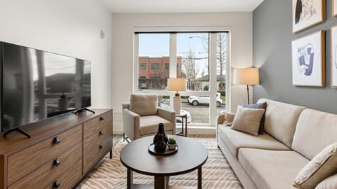 Landing - Modern Apartment with Amazing Amenities (ID8544X37) Condo in Sellwood - Moreland