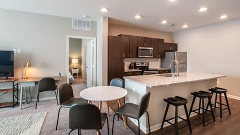 Landing - Modern Apartment with Amazing Amenities (ID3736X9) Condo in Huntsville
