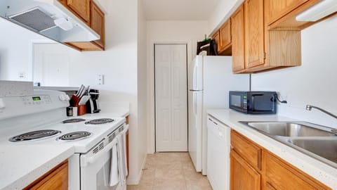 Landing - Modern Apartment with Amazing Amenities (ID7851X76) Condo in Buffalo Grove