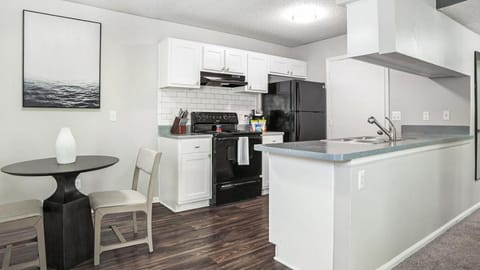 Landing - Modern Apartment with Amazing Amenities (ID9601X62) Condominio in Matthews