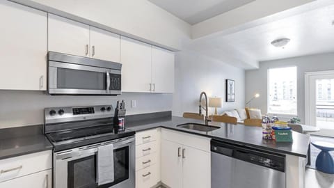 Landing - Modern Apartment with Amazing Amenities (ID6694) Condo in Millcreek
