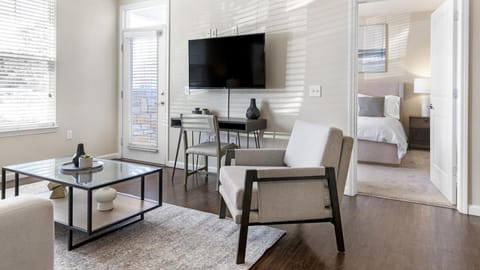 Landing - Modern Apartment with Amazing Amenities (ID1196X495) Condominio in Fishers