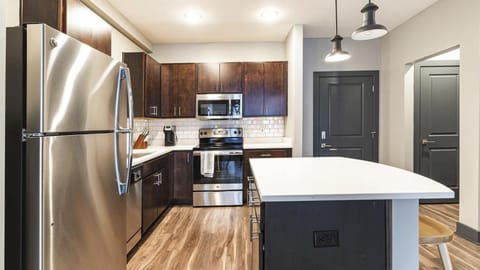 Landing - Modern Apartment with Amazing Amenities (ID8716X13) Condominio in Fishers