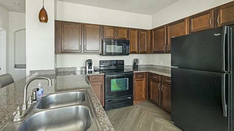 Landing - Modern Apartment with Amazing Amenities (ID9524X15) Condo in Pearland