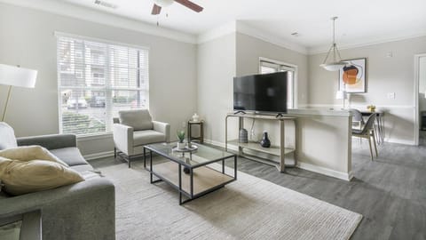 Landing - Modern Apartment with Amazing Amenities (ID1375X557) Condominio in Wake Forest