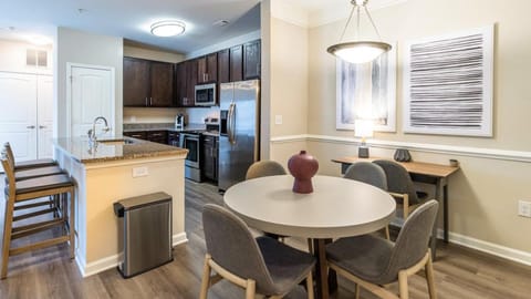 Landing - Modern Apartment with Amazing Amenities (ID8445X18) Condominio in Wake Forest