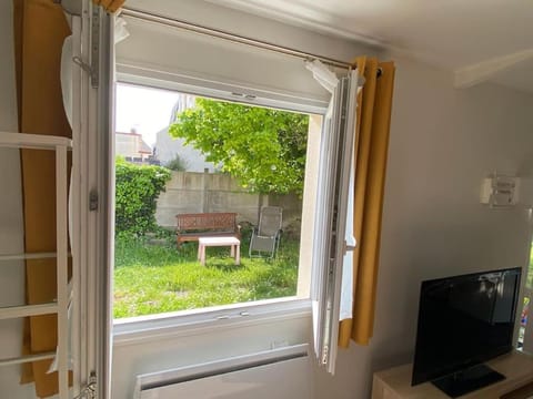 Logement indépendant avec jardin. Proche de Paris House in Sartrouville