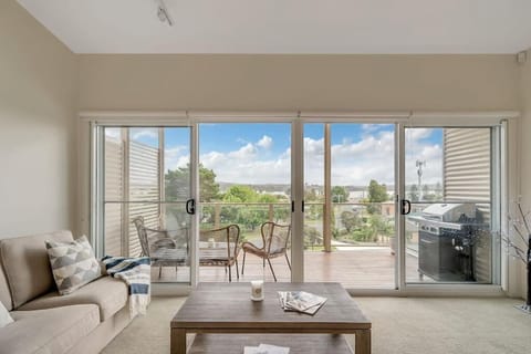 Stunning water view Home moments from town Casa in Batemans Bay