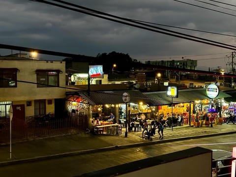 Night, Nightclub / DJ, Food and drinks, Street view