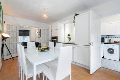 3 Bed House - 8 Guests - Parking - Top Rated -162S - Netflix - Wifi - Smart TV Maison in Solihull