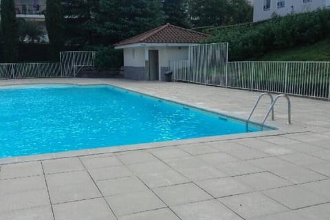 Logement à Tassin avec piscine et garage Apartment in Tassin-la-Demi-Lune