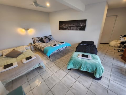 Self Contained Guesthouse for 7ppl, w Pool Alojamiento y desayuno in Mudgeeraba