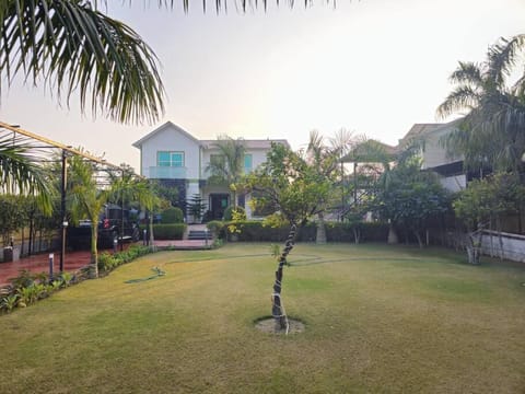 Moksha Farm, 3BHK Luxury Farm Stay, 7000 sq ft Villa in Noida