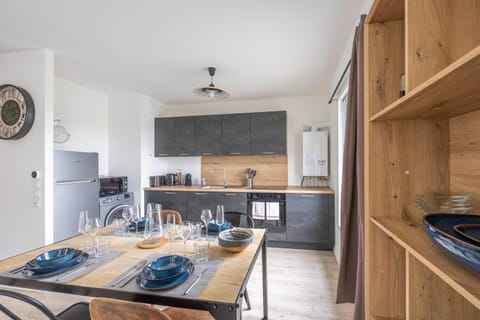 Kitchen or kitchenette, Dining area