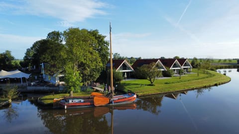 Vakantiehuis aan het water met hottub House in Friesland, Netherlands