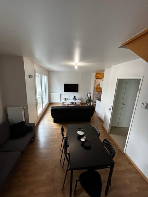 Duplex lumineux tout équipé/RER D/Balcon/Parking Apartment in Corbeil-Essonnes