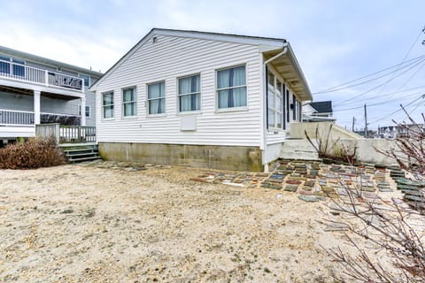 Beachfront Lavallette Home - 2 Mi to Casino Pier! Casa in Lavallette