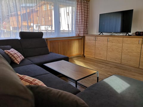 Communal lounge/ TV room, TV and multimedia, Living room, Seating area, Evening entertainment