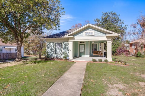 Charming Tyler Home with Shared Deck, 1 Mi to Town! Casa in Tyler