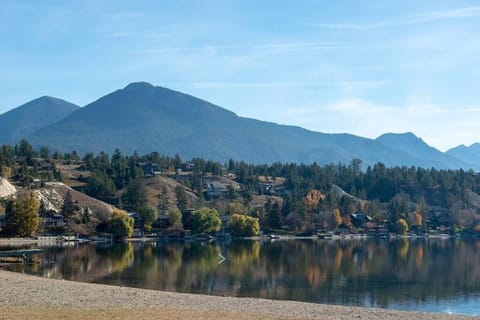 Lakeside Memories, Pool, Hot Tub, Central Eigentumswohnung in Invermere