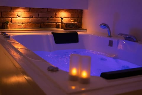 Hot Tub, Bathroom