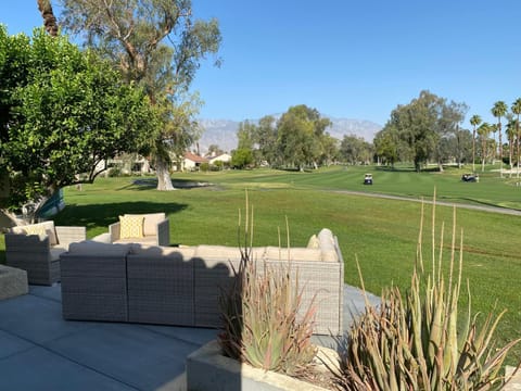 CALIFORNIA DREAMING:Amazing views, 2 en-suites, den, media-room, sleeps 4+. Managed by Greenday. Casa in Rancho Mirage