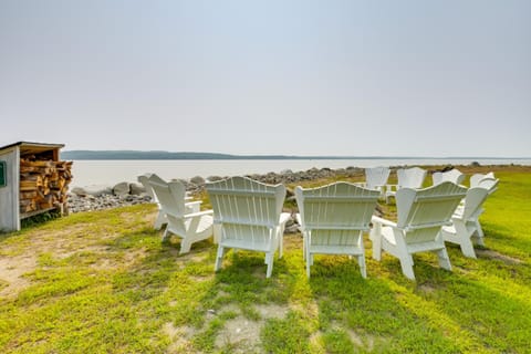 Oceanfront Mid-Coast Maine Home with Private Beach! Casa in Sandy Point