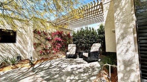 FRIENDLY SKIES: 2 bedroom condo; amazing fairway mountain views~managed by Greenday! Casa in Rancho Mirage