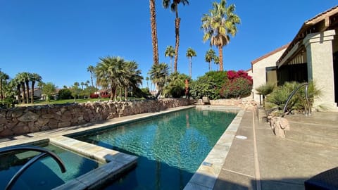 A Greenday Property: LAKEVIEW RETREAT: 2 lg En-Suite Master Bedrooms, Private Pool, Hot Tubs! Chalet in Rancho Mirage