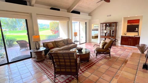 VILLA de la PAZ: 2 bed/2 bath, gourmet kitchen, fairway & mountain views! Managed by Greenday. House in Rancho Mirage