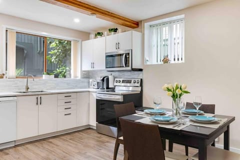 Kitchen or kitchenette, Dining area, dishwasher, oven, stove