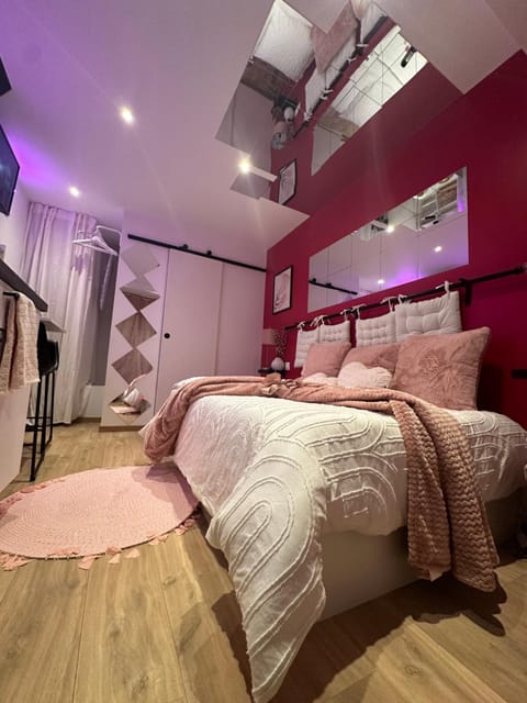 Bed, Photo of the whole room
