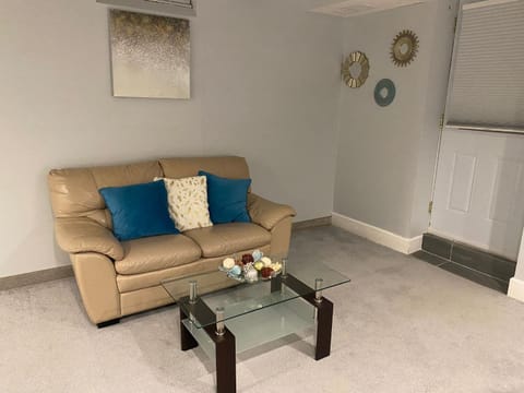 Fully furnished basement studio apartment Apartment in Milton