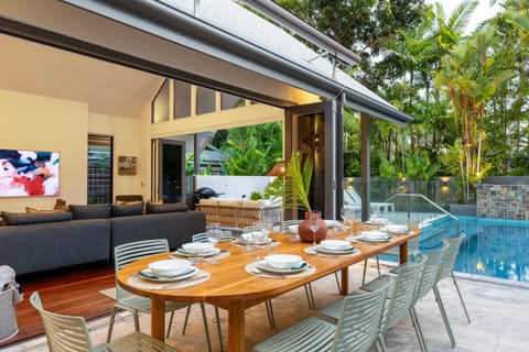 Sea Pavilion - Luxury home sleeps 12 guests House in Port Douglas