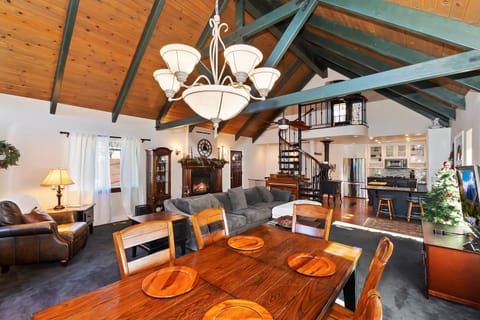 Large Comfy Family cabin-Great Kitchen, Pool Table, Pets welcome House in Lake Arrowhead