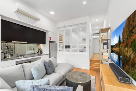 1-Bed Unit with Alfresco Dining and BBQ Condo in Kensington