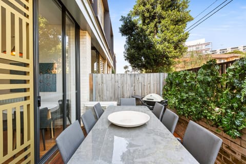 1-Bed Unit with Alfresco Dining and BBQ Copropriété in Kensington